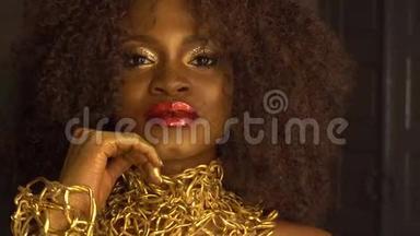 非洲裔美国女模特的超现实时尚肖像，<strong>金色光</strong>面头饰。创意概念，黑工作室